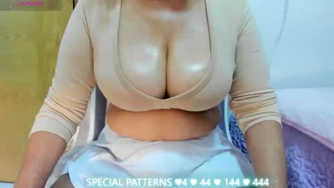 GLORIA INDEPENDENT MODEL online show from 04/22/26, 10:00