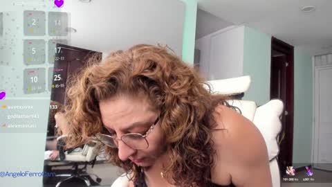 Snapshot of gloriacrespo chatting on 01/23/25, 07:29 gloriacrespo online show from 01/23/25, 07:29