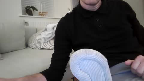 Snapshot of gnusmas4you chatting on 12/17/25, 07:42 Gnusmas4you online show from 12/17/25, 07:42