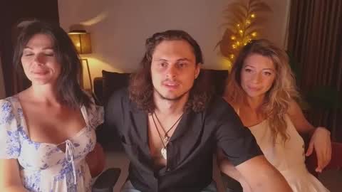 Snapshot of goddess_marylin chatting on 02/21/25, 02:50   330 UTC2 girls   online show from 02/21/25, 02:50