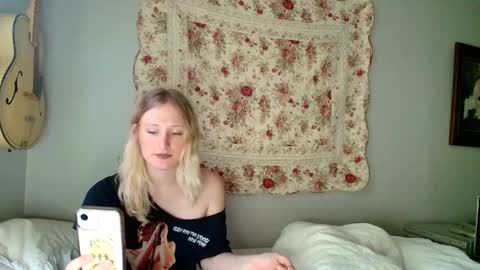 Snapshot of goddessalison chatting on 06/09/26, 11:38 goddessalison online show from 06/09/26, 11:38
