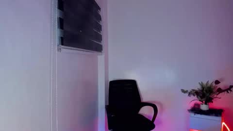 Snapshot of goddessoflostxx chatting on 09/16/25, 05:47 JENNIFER online show from 09/16/25, 05:47