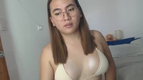 Snapshot of goldbella_ chatting on 02/26/25, 01:43 bella online show from 02/26/25, 01:43