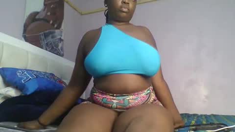 Snapshot of goldencurves_bunny chatting on 01/14/26, 08:03 Bella online show from 01/14/26, 08:03