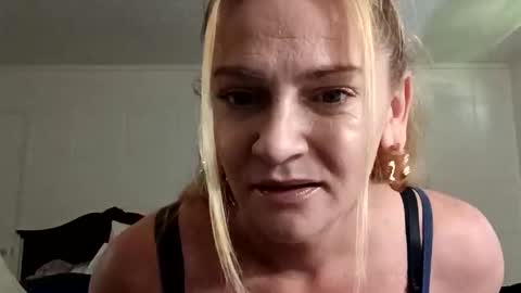 Snapshot of goldendoll1704 chatting on 06/02/26, 04:31 goldendoll1704 online show from 06/02/26, 04:31