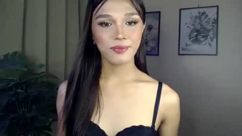 Snapshot of goldenlily69 chatting on 04/18/26, 09:24 Lily is Gold online show from 04/18/26, 09:24