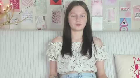 Snapshot of goldlily1 chatting on 07/23/26, 02:37 Lily online show from 07/23/26, 02:37