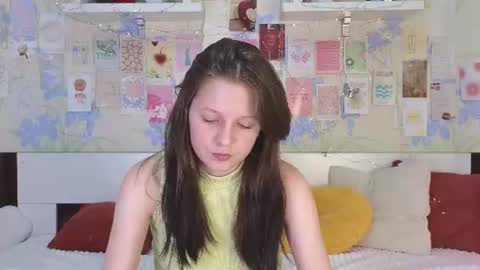 Snapshot of goldlily1 chatting on 07/24/26, 03:43 Lily online show from 07/24/26, 03:43
