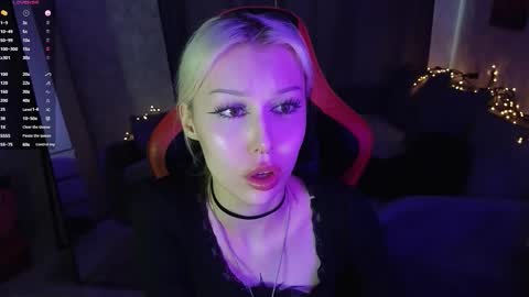 Snapshot of goth__tv chatting on 12/21/25, 10:11 Violeta online show from 12/21/25, 10:11