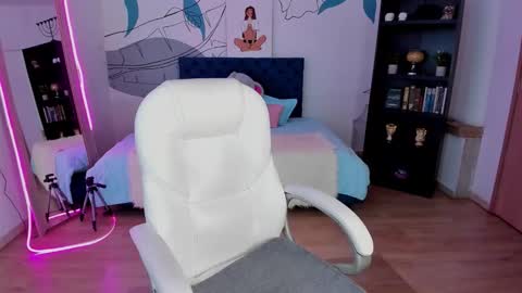 Snapshot of goth_alice chatting on 12/18/25, 07:20 Alice online show from 12/18/25, 07:20