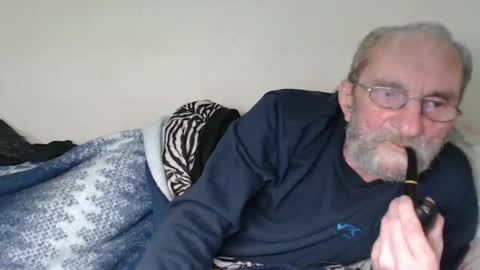 Snapshot of grandpa_mark chatting on 12/17/25, 06:58 Mark online show from 12/17/25, 06:58