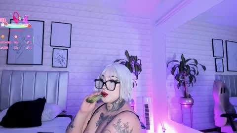 Snapshot of greennbella chatting on 11/11/25, 07:14 online show from 11/11/25, 07:14