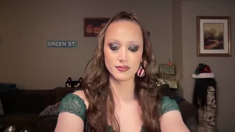 Snapshot of greenxxxqueen chatting on 12/08/24, 09:02 SexQueen Nikki online show from 12/08/24, 09:02