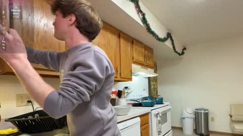 Snapshot of gucciboi4 chatting on 11/30/25, 05:06 gucciboi4 online show from 11/30/25, 05:06