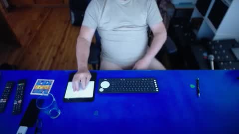 guesswhatigot2 online show from 11/23/25, 04:01