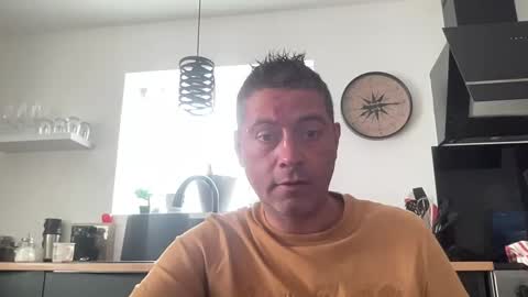 Snapshot of guil0 chatting on 09/14/25, 10:14 guil0 online show from 09/14/25, 10:14