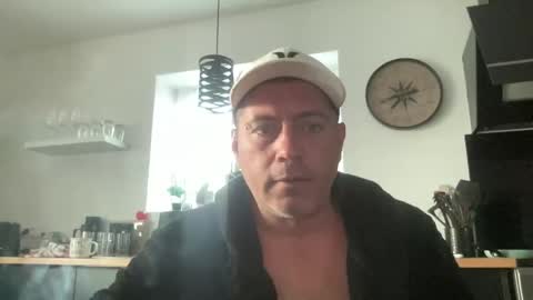 Snapshot of guil0 chatting on 09/15/25, 09:42 guil0 online show from 09/15/25, 09:42