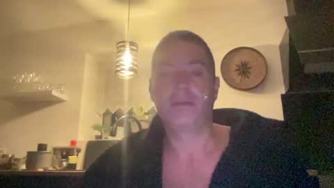 Snapshot of guil0 chatting on 09/17/25, 07:32 guil0 online show from 09/17/25, 07:32