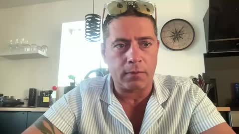 Snapshot of guil0 chatting on 09/17/25, 09:05 guil0 online show from 09/17/25, 09:05