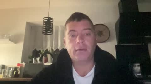 Snapshot of guil0 chatting on 10/01/25, 06:08 guil0 online show from 10/01/25, 06:08
