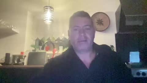 Snapshot of guil0 chatting on 10/03/25, 06:54 guil0 online show from 10/03/25, 06:54