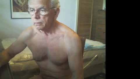 Snapshot of gulfcoast1952 chatting on 04/04/26, 03:31 Roy online show from 04/04/26, 03:31