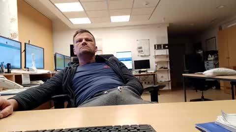 Snapshot of guschidick chatting on 10/28/25, 02:37 guschidick online show from 10/28/25, 02:37