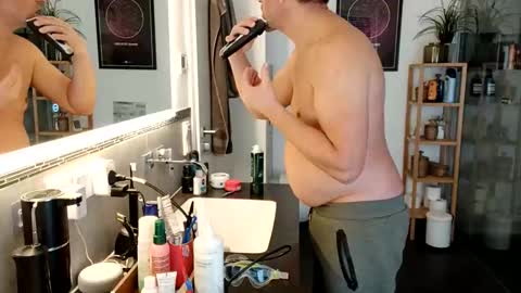 Snapshot of guschidick chatting on 11/25/25, 11:54 guschidick online show from 11/25/25, 11:54