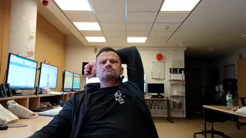 Snapshot of guschidick chatting on 11/28/25, 11:18 guschidick online show from 11/28/25, 11:18