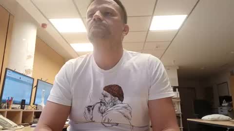 Snapshot of guschidick chatting on 12/18/25, 02:17 guschidick online show from 12/18/25, 02:17