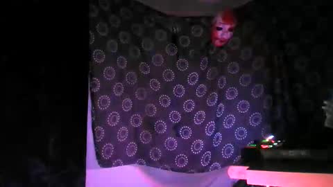 guyst049 online show from 10/28/25, 07:49