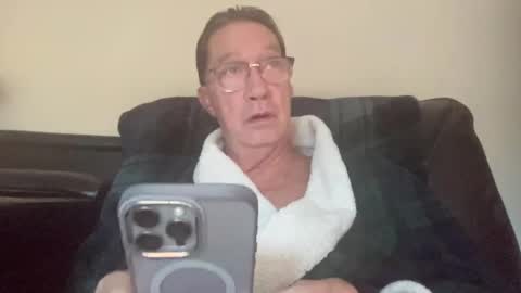 Snapshot of gwashere4u chatting on 09/28/25, 12:43 gwashere4u online show from 09/28/25, 12:43