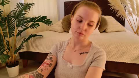 Snapshot of gwenhilton chatting on 09/10/25, 06:57 gwenhilton online show from 09/10/25, 06:57