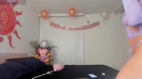 Snapshot of gwyneth_paltrow chatting on 03/12/25, 03:02 online show from 03/12/25, 03:02