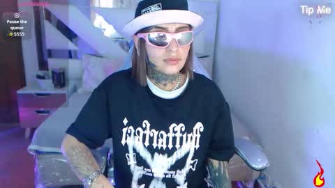 Snapshot of gyal_8_ chatting on 10/23/25, 09:24 gyal_8_ online show from 10/23/25, 09:24