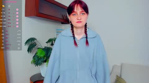 Snapshot of h0lyangel chatting on 09/27/25, 06:57 Kelly Lilly online show from 09/27/25, 06:57