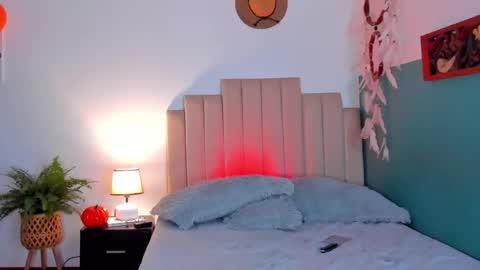 Snapshot of h3y_mia3 chatting on 10/29/25, 04:37 Paulina  online show from 10/29/25, 04:37