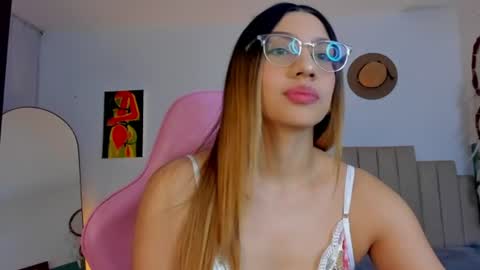 Snapshot of h3y_mia3 chatting on 07/14/26, 04:06 Paulina online show from 07/14/26, 04:06