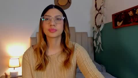 Snapshot of h3y_mia3 chatting on 07/18/26, 04:05 Paulina online show from 07/18/26, 04:05
