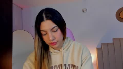 Snapshot of h3y_mia3 chatting on 07/26/26, 04:53 Paulina online show from 07/26/26, 04:53