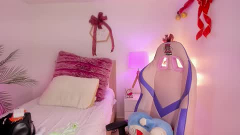 Hadid online show from 12/15/25, 06:45