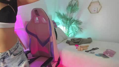 Hadid online show from 04/16/26, 02:01