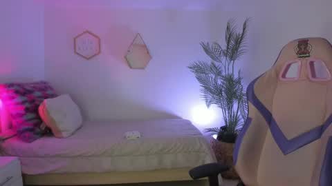 Hadid online show from 04/23/26, 01:51