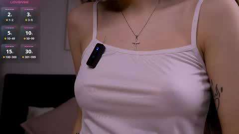 Snapshot of hadleynichols chatting on 02/09/26, 01:42 Hi Im Rebecca Glad to see you in my room PVT is open online show from 02/09/26, 01:42