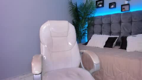 hailey_bieber_ online show from 02/13/26, 06:37