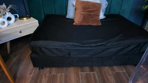 Halley Lorens online show from 12/14/25, 12:54