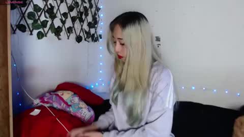 Snapshot of hallie_cam2 chatting on 10/05/25, 09:02 HALLIE online show from 10/05/25, 09:02