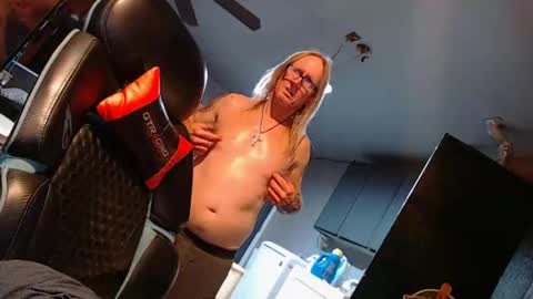 Snapshot of handyman5303 chatting on 11/12/25, 02:23 Handystudman online show from 11/12/25, 02:23