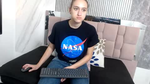 Hanna Palmer online show from 11/30/25, 12:09