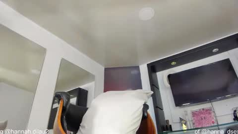 hannah dilau  online show from 10/28/25, 09:39